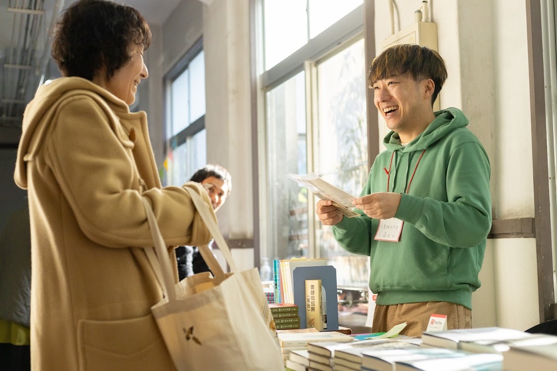 出店者とお客さんの対話の様子