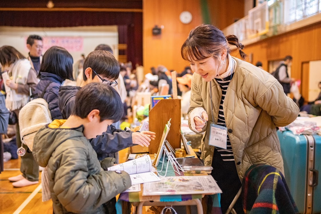 出店者が解説する様子