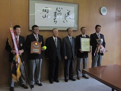 「第44回日本男子ソフトボールリーグ決勝トーナメント」で優勝した「平林金属男子ソフトボールクラブ」の選手・関係者計9名の表敬