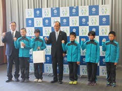 「第38回全国スポーツ少年剣道交流大会」に出場する吉備スポーツ少年団の選手・監督表敬