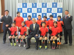 「サントリーカップ第12回全国小学生タグラグビー選手権大会」に出場する「桃丘ジェッツタグラグビーグラブ」の選手・関係者の表敬