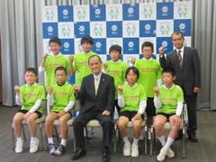 「サントリーカップ第12回全国小学生タグラグビー選手権大会」に出場する「高島グリーンクラブ」の選手・関係者の表敬