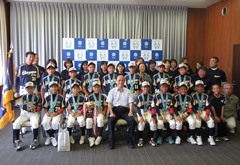 「第11回びわこオープン全国ジュニアソフトボール大会」で優勝した岡山少年ソフトボールクラブの選手　来訪