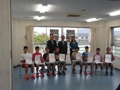 2017RSK全国選抜ジュニアテニス大会出場選手と並ぶ大森雅夫岡山市長