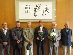 菊を受け取る大森雅夫岡山市長