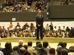 平成29年度秋巡業大相撲岡山場所で挨拶する大森雅夫岡山市長