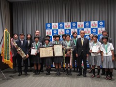 山陽女子中学校、就実中学校の選手と並ぶ大森雅夫岡山市長