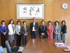 国際ソロプチミスト岡山の皆さんと並ぶ大森雅夫岡山市長