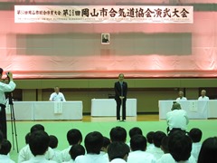 第28回岡山市合気道協会演武大会の開会式で挨拶する大森雅夫岡山市長