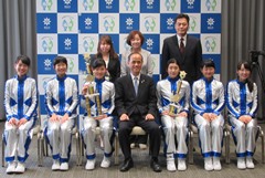 「ミスダンスドリルチームインターナショナル in USA 2017 SMALL OPEN部門」で優勝した芳泉中学校ダンス部　来訪