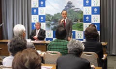 サンノゼ市（アメリカ）を訪問する「岡山市民友好親善訪米団」結団式で挨拶する大森雅夫岡山市長