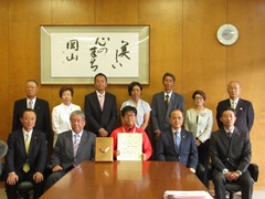 佐藤友祈氏と並ぶ大森雅夫岡山市長