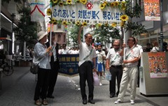 “社会を明るくする運動”　街頭パレードに参加する大森雅夫岡山市長