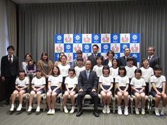 大宮小学校児童と並ぶ大森雅夫岡山市長