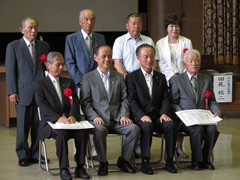 交通安全功労者の皆さんと並ぶ大森雅夫岡山市長