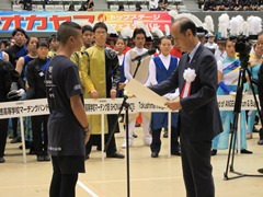 表彰を行う大森雅夫岡山市長