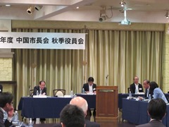 役員会へ出席する大森雅夫岡山市長