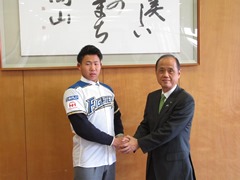 難波侑平選手と並ぶ大森雅夫岡山市長