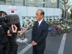 インタビューを受ける大森雅夫岡山市長