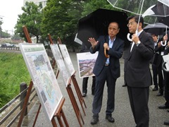 国土交通大臣に説明をする大森雅夫岡山市長