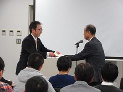 認定証を授与する大森雅夫岡山市長