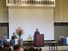 挨拶を行う大森雅夫岡山市長