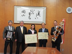 選手と並ぶ大森雅夫岡山市長