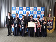 選手と並ぶ大森雅夫岡山市長