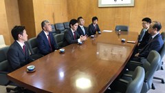 報告を受ける大森雅夫岡山市長