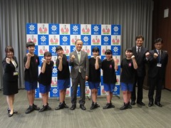 芳泉中学校ダンス部選手と並ぶ大森雅夫岡山市長