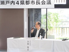 会議に出席する大森雅夫岡山市長