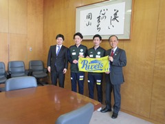 選手・監督と並ぶ大森雅夫岡山市長