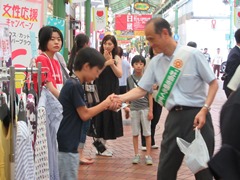 パレードに参加する大森雅夫岡山市長