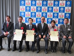 組合員と並ぶ大森雅夫岡山市長