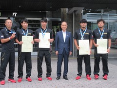 選手と並ぶ大森雅夫岡山市長