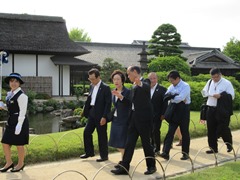 視察を行う大森雅夫岡山市長の様子3