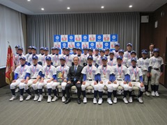 「アシックス旗争奪第26回ヤングリーグ春季大会中学部」（硬式野球全国大会）で優勝した「オール岡山ヤング」の選手　来訪の様子