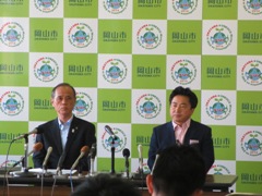 岡山市長と総社市長の共同記者会見の様子