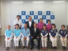 「第30回日本ペタンク選手権大会」「第28回全国健康福祉祭やまぐち大会ペタンク交流大会」に出場する選手・関係者の表敬の様子