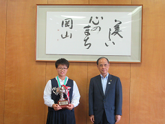 選手と並ぶ大森雅夫岡山市長