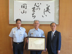 団長と並ぶ大森雅夫岡山市長