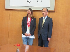 選手と並ぶ大森雅夫岡山市長