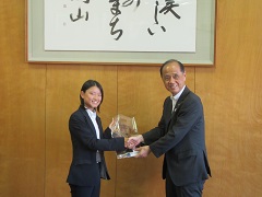 インラインスケート　片山美咲選手・関係者　来訪の様子