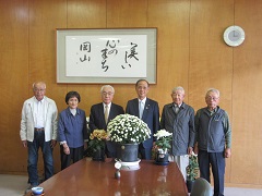 おかやま菊花協会　菊の贈呈式の様子