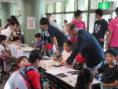 参加者と交流する大森雅夫岡山市長