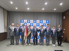 選手と並ぶ大森雅夫岡山市長