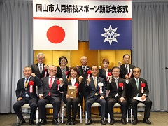 選手と並ぶ大森雅夫岡山市長