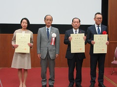 受賞者と並ぶ大森雅夫岡山市長