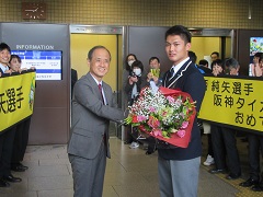 創志学園高等学校硬式野球部　西純矢選手　来訪の様子