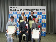 受賞者と並ぶ大森雅夫岡山市長